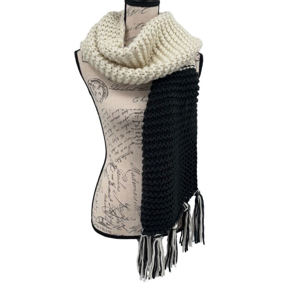 Anthropologie SLEEPING ON SNOW Chunky Knit Long Fringe Scarf‎ Navy/White